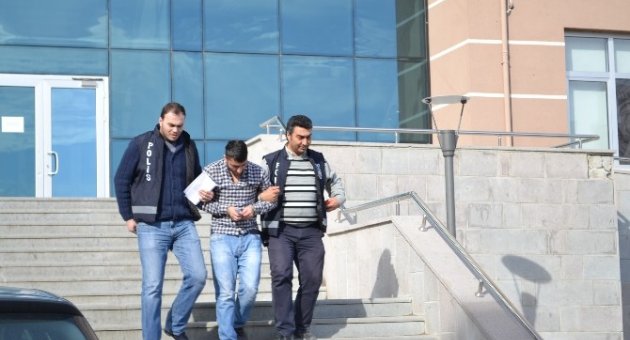 Gezmeye Geldi Yakayı Ele Verdi