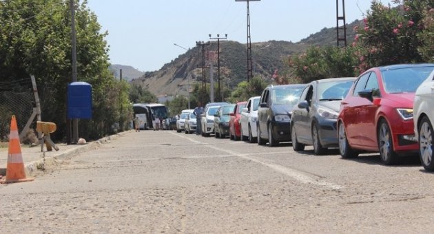 Gökçeada’da Feribot Kuyruğu Tatilcileri Bezdirdi