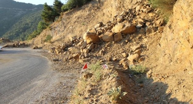 Gölcük Yolunda Heyelana Dikkat!