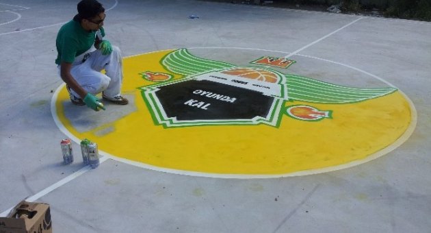 Gönen’deki İlkokulun Basketbol Sahası Yenileniyor