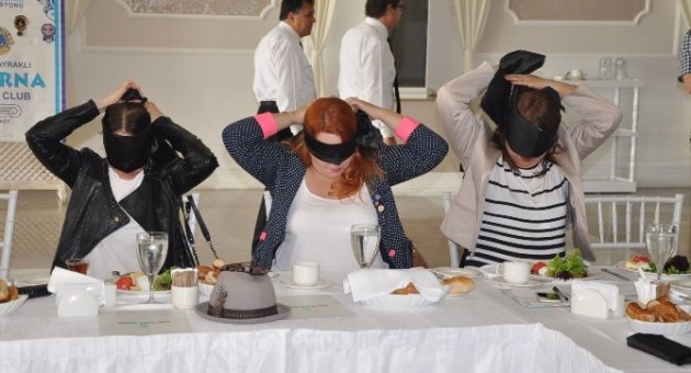 Görme Engellilerin Dünyası İçin Gözü Kapalı Kahvaltı Yaptılar