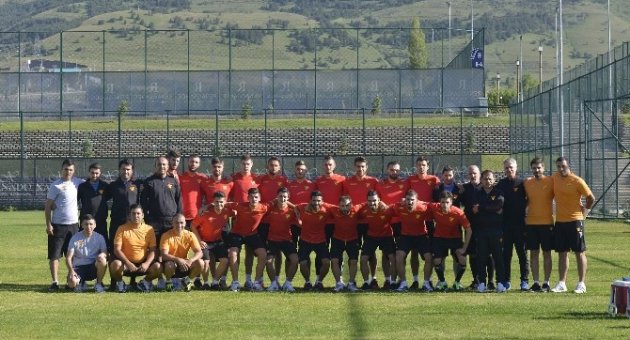 Göztepe Sahaya İndi