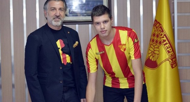 Göztepe’de Fatih Kurucuk Profesyonel Oldu