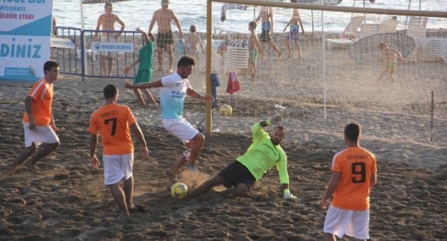 Gümüldür’de Plaj Futbol Şöleni