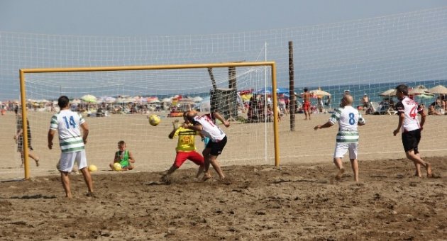 Gümüldür’de Plaj Futbolu Heyecanı