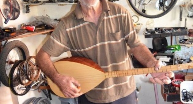 Gündüz Bisiklet Tamirciliği Gece İse Bağlama Eğitmenliği Yapıyor