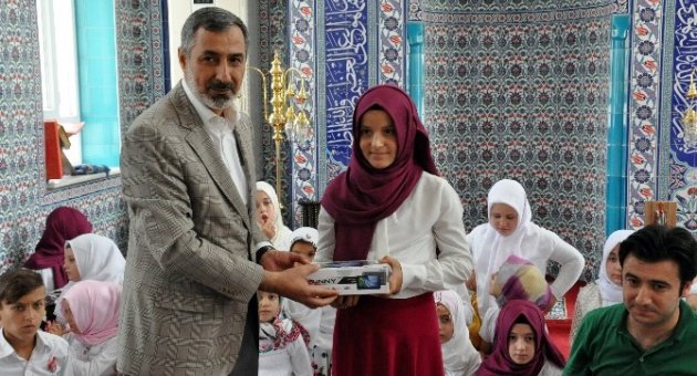 Hadis-i Şerif Yarışmasında Öğrenciler Tabletle Ödüllendirildi