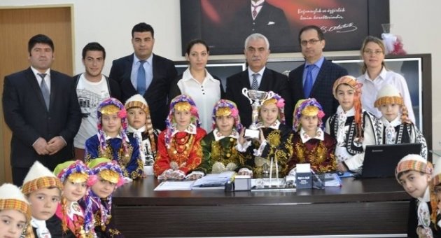 Halk Oyunları Şampiyonları Kapaklı İlçe Milli Eğitim Müdürü’nü Ziyaret Etti
