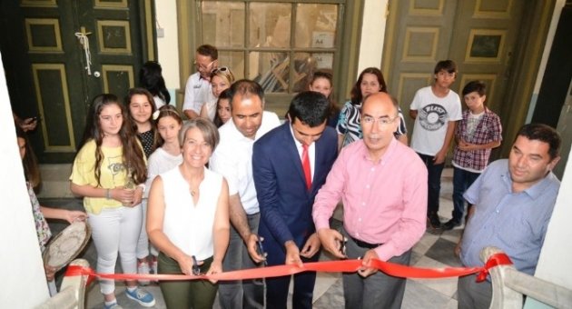 Harçlıklarını Taştan Çıkarmak İçin Sergi Açtılar