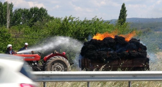 Hareket Halindeki Römorkun İçinde Bulunan Samanlar Alev Aldı