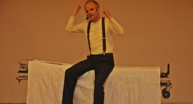Hastane Koridorlarından Sahneye Taşınan Bir Hayat