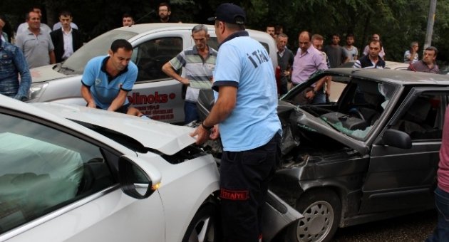 Hatalı Sollama Kazası: 3 Yaralı