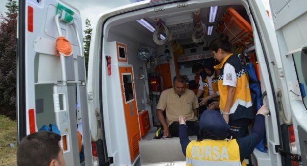 Havada İki Takla Atan Motosiklet Sürücüsünü Kask Kurtardı