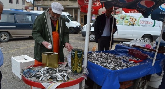 Hem Balık Satıyor, Hemde Tuzlu Balık Yapıyor