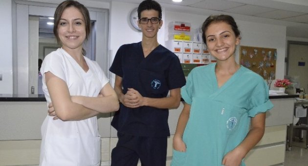 Hem Okuyor Hem Şifa Dağıtıyorlar