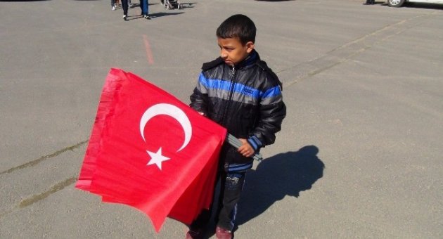 Herkes Bayram Sevincini Yaşarken O Bayrak Satarak Okul Harçlığını Çıkardı