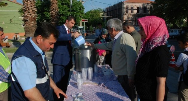 Hıdrellez Kutlamalarında Vatandaşa Süt İkramı
