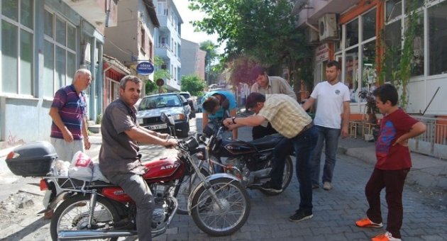 Hırsızın Peşinden Koştu Motosikletini Kurtardı