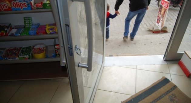 Hırsızlar Marketten Sigaraları Alıp Kaçtı