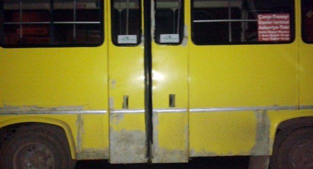 Hırsızlar Minibüsten Paraları Alıp Kaçtı