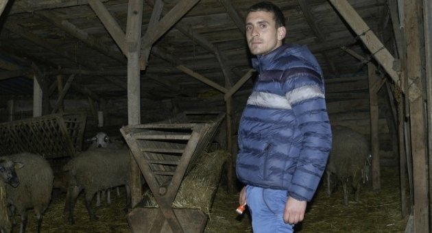 Hırsızlarla Karşılaştı, Çok Sevdiği Kuzularını Kurtardı