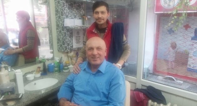 İddiayı Kaybeden Vekil Saçlarını Kazıttı