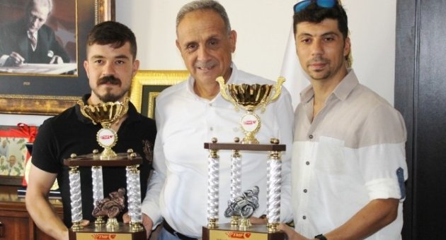 İki Kardeş Tek Motosikletle Yunanistan’dan Çifte Kupayla Döndü