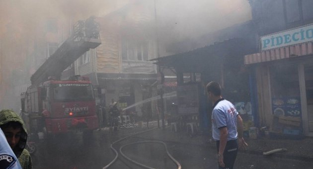 İki Katlı Ahşap Bina Küle Döndü