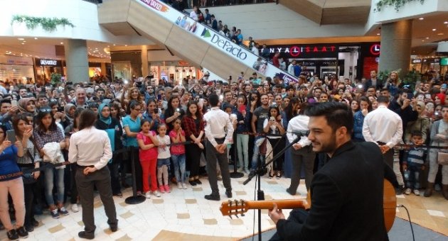 İlyas Yalçıntaş Optimum’da Hayranlarıyla Buluştu