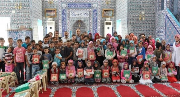 İnegöl Belediyesi Kuran Kursu Öğrencilerine Kitap Hediye Etti