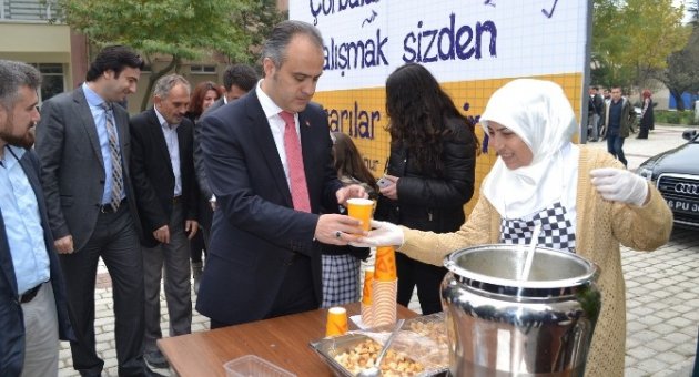 İnegöl Belediyesi’nden Üniversite Öğrencilerine Sabahları Sıcak Çorba
