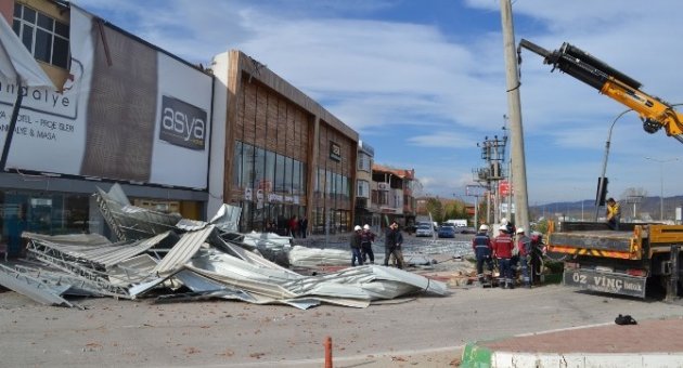 İnegöl’de Fırtına Hayatı Felç Etti