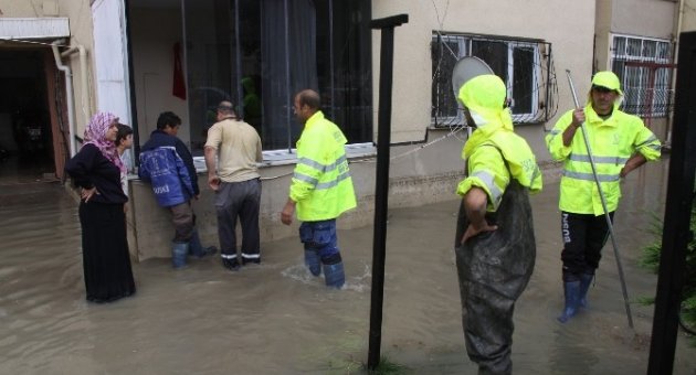 İnegöl’de Rögarlar Tıkandı, Evleri Su Bastı