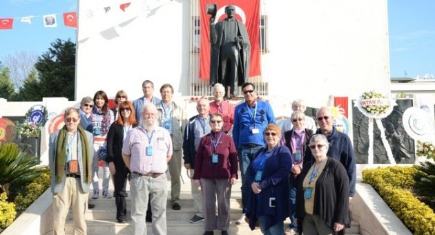 İngiliz Turistlerden Atatürk’e Saygı