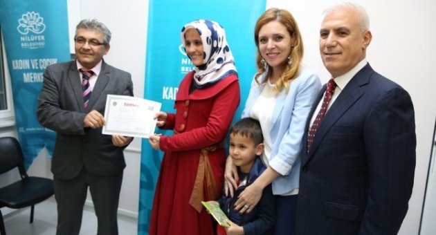 İngilizce Öğrenen Kadınlar Sertifikalarını Aldı