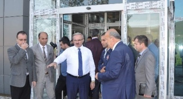 İnşaatı Beğenmeyen Validen Fırça: