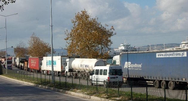 İptal Edilen Feribot Seferleri Araç Kuyruğuna Neden Oldu