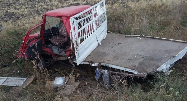 İşçi Servisi Traktöre Çarptı; 2 Yaralı