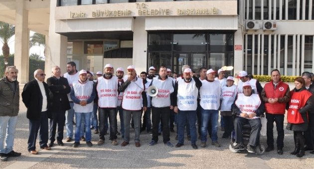 İşçilerden İzmir Büyükşehir Belediyesi Önünde Oturma Eylemi