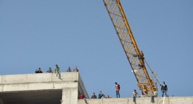 İşçilerden Vinç Tepesinde Ölümle Buruna Buruna Eylem