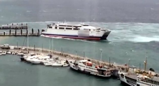 İskeleye Çarpan Feribotta Hasar Oluştu