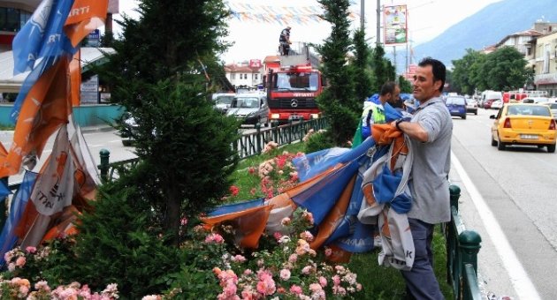 İtfaiyenin Bayrak Toplama Mesaisi
