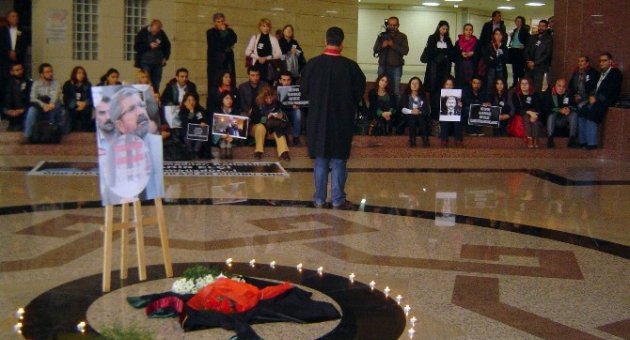 İzmir Adliyesinde ’elçi’ İçin Avukatlardan Oturma Eylemi