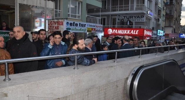 İzmir Metrosunda Yürüyen Merdiven Kazası: 14 Yaralı