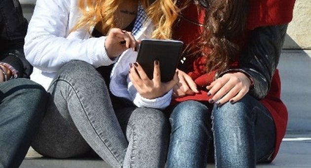 İzmir Meydanlarına ’kablosuz İnternet’ Keyfi