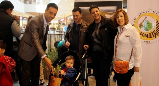 İzmir Optimum’da Dağıtılan 5 Bin Fidan Kısa Sürede Tükendi