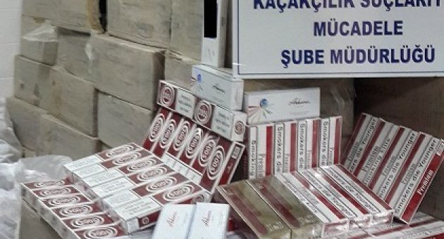İzmir Polisi Bir Milyonluk Kaçak Sigara Ele Geçirdi