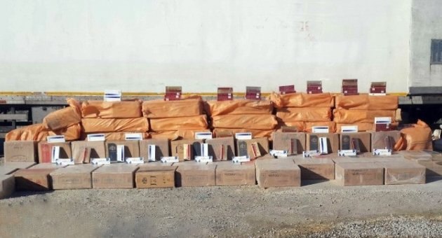 İzmir Polisi Bir Tır Dolusu Kaçak Sigara Ele Geçirdi