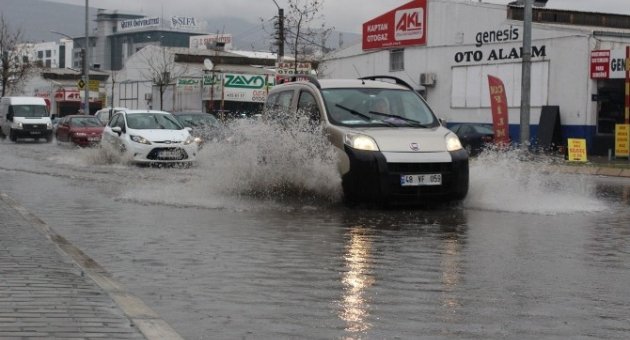 İzmir Yağmura Teslim