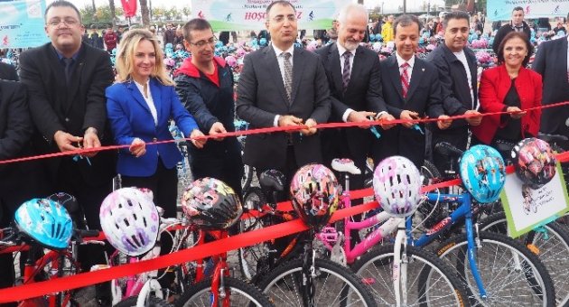 İzmir’de 500 Bisiklet Dağıtıldı